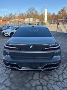 BMW i7 M70