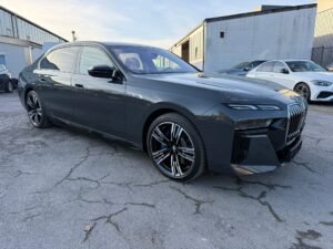 BMW i7 M70